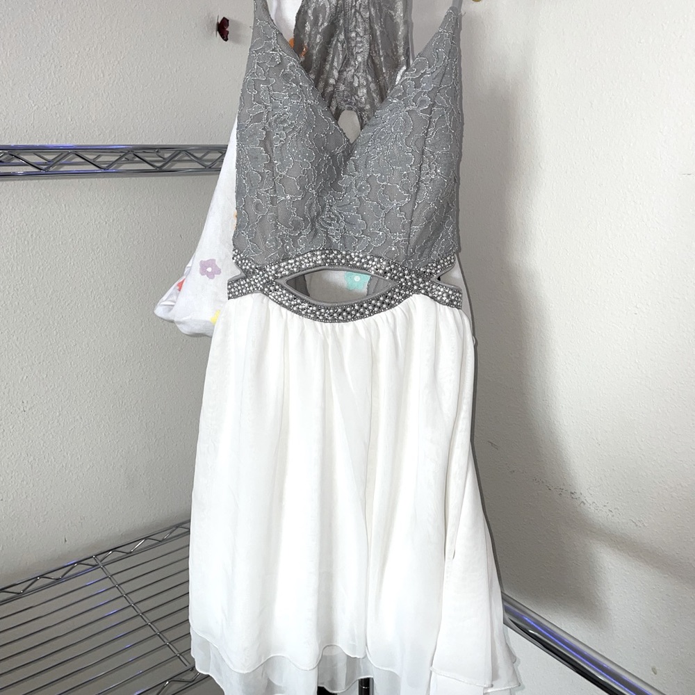 i am selling a very blingy elegant formal dress! it is super cute on!